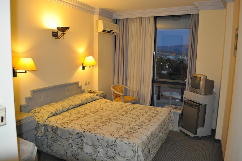 Grand Ozcelik Hotel Kusadasi Room photo